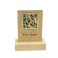 Cod QR gravat pe placa metalizata cu suport lemn